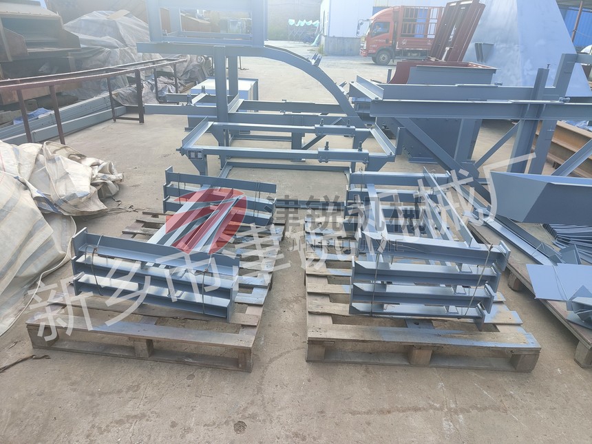 江西大傾角皮帶輸送機發貨裝車現場圖-1 江西大傾角皮帶輸送機發貨裝車現場圖-1