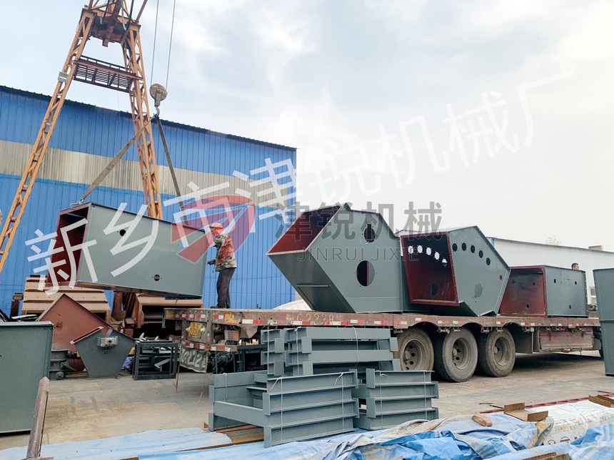 孟州封閉式大傾角皮帶輸送機發貨現場-1