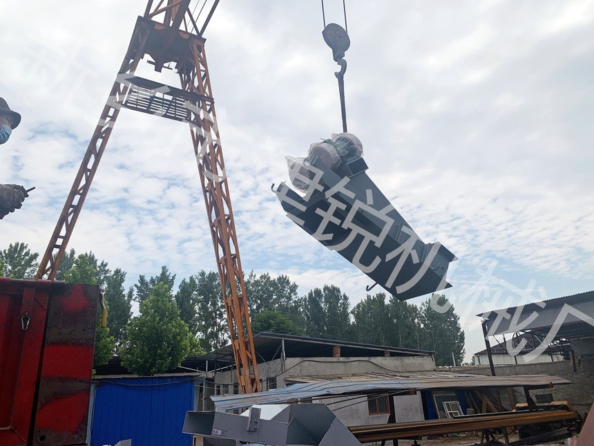 安徽封閉式大傾角皮帶機，振動給料機發貨現場