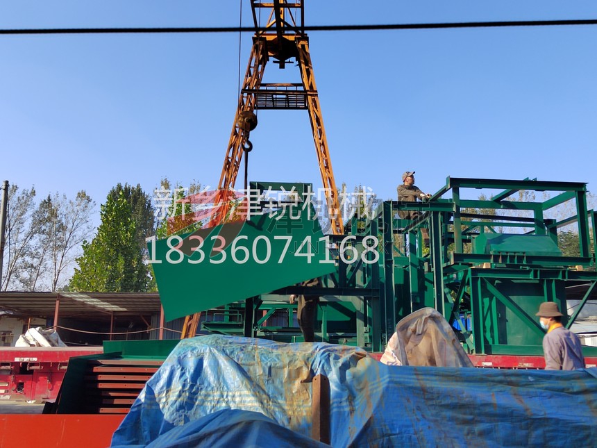 異型封閉式大傾角皮帶輸送機(jī)發(fā)貨現(xiàn)場(chǎng)-7 異型封閉式大傾角皮帶輸送機(jī)發(fā)貨現(xiàn)場(chǎng)-7