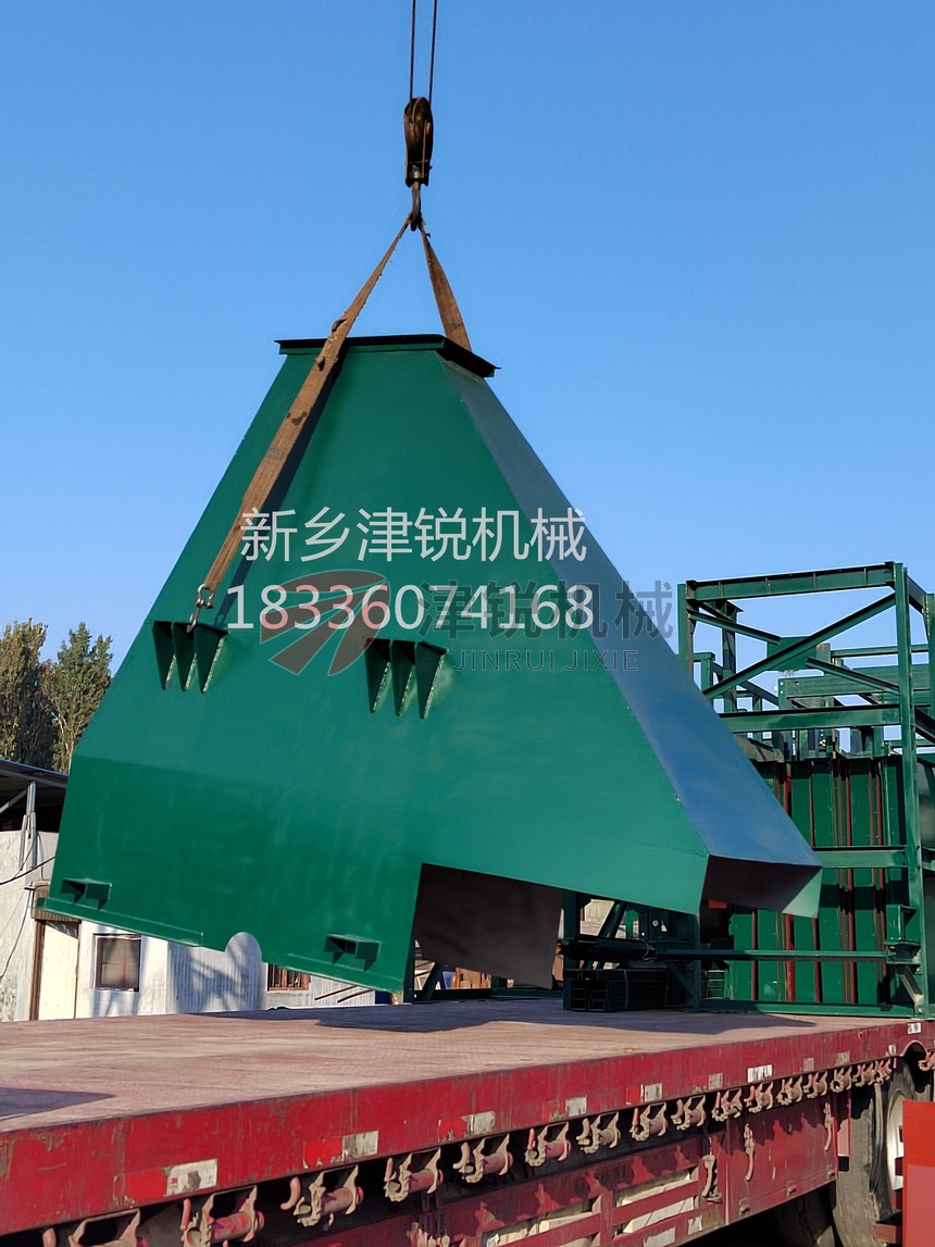 異型封閉式大傾角皮帶輸送機(jī)發(fā)貨現(xiàn)場(chǎng)-2 異型封閉式大傾角皮帶輸送機(jī)發(fā)貨現(xiàn)場(chǎng)-2