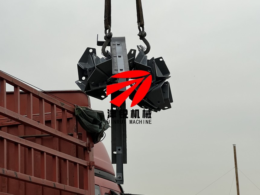 廠家定制封閉式大傾角皮帶輸送機-發貨現場-2 廠家定制封閉式大傾角皮帶輸送機-發貨現場-2