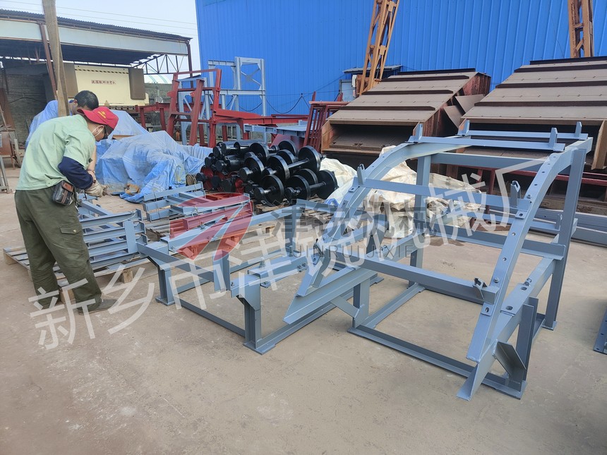 江西大傾角皮帶輸送機發貨裝車現場圖-4 江西大傾角皮帶輸送機發貨裝車現場圖-4