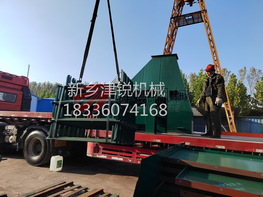 異型封閉式大傾角皮帶輸送機(jī)發(fā)貨現(xiàn)場(chǎng)-9 異型封閉式大傾角皮帶輸送機(jī)發(fā)貨現(xiàn)場(chǎng)-9