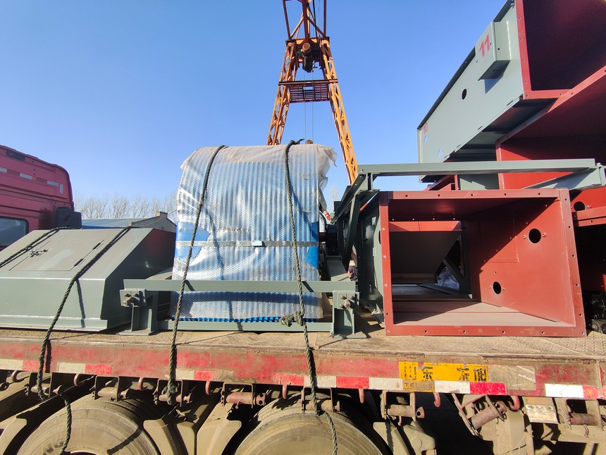 鄭州封閉式大傾角皮帶機發貨現場
