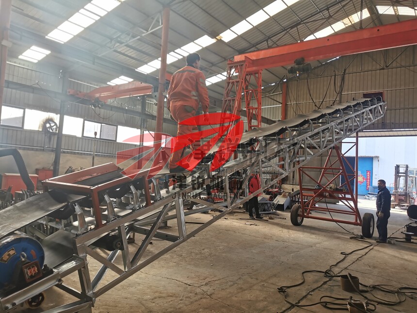 出口尼羅河的移動式皮帶機發貨前試機現場