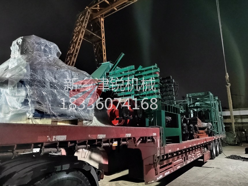 異型封閉式大傾角皮帶輸送機(jī)發(fā)貨現(xiàn)場(chǎng)-10 異型封閉式大傾角皮帶輸送機(jī)發(fā)貨現(xiàn)場(chǎng)-10