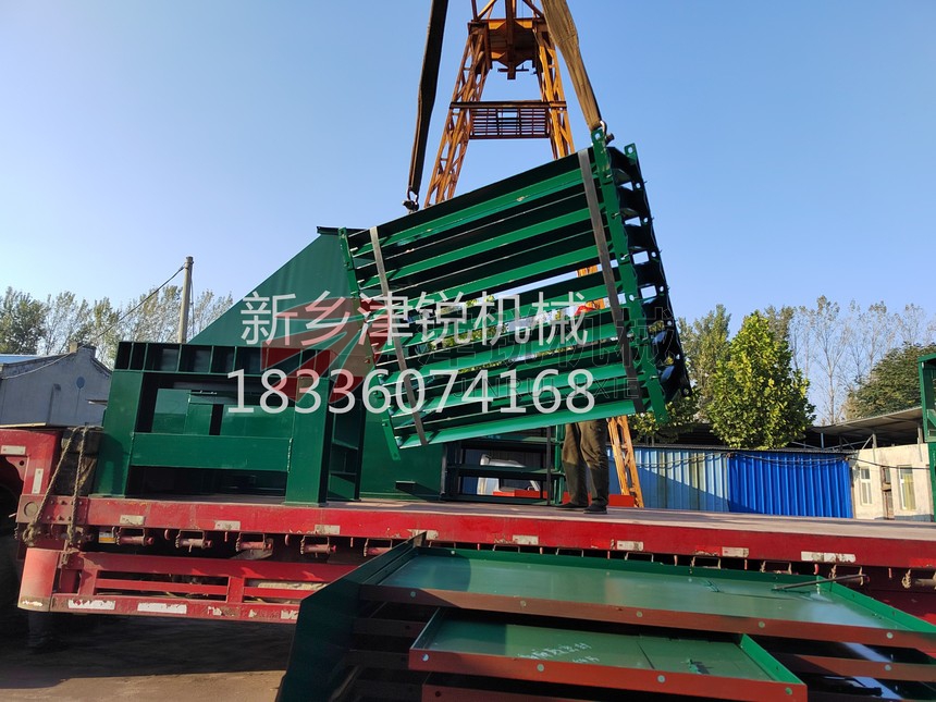 異型封閉式大傾角皮帶輸送機(jī)發(fā)貨現(xiàn)場(chǎng)-3 異型封閉式大傾角皮帶輸送機(jī)發(fā)貨現(xiàn)場(chǎng)-3