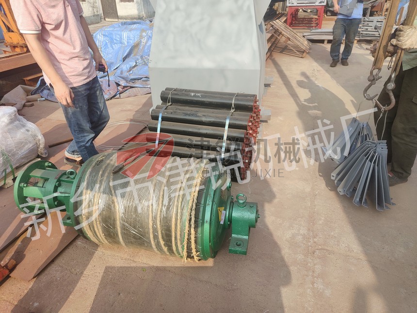 江西大傾角皮帶輸送機發貨裝車現場圖-6 江西大傾角皮帶輸送機發貨裝車現場圖-6