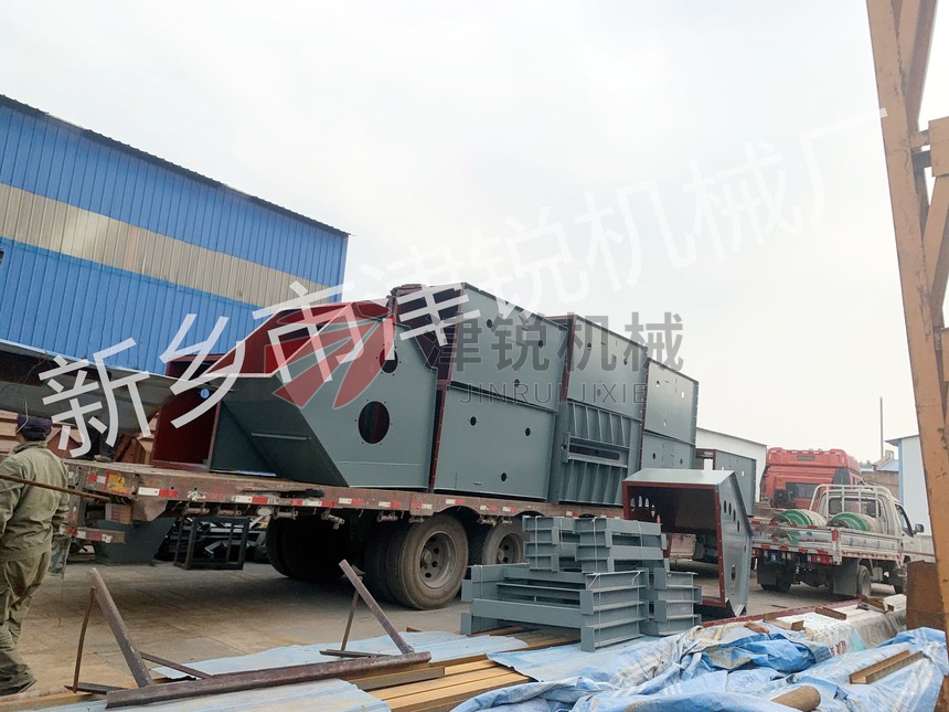 孟州封閉式大傾角皮帶輸送機發貨現場-5