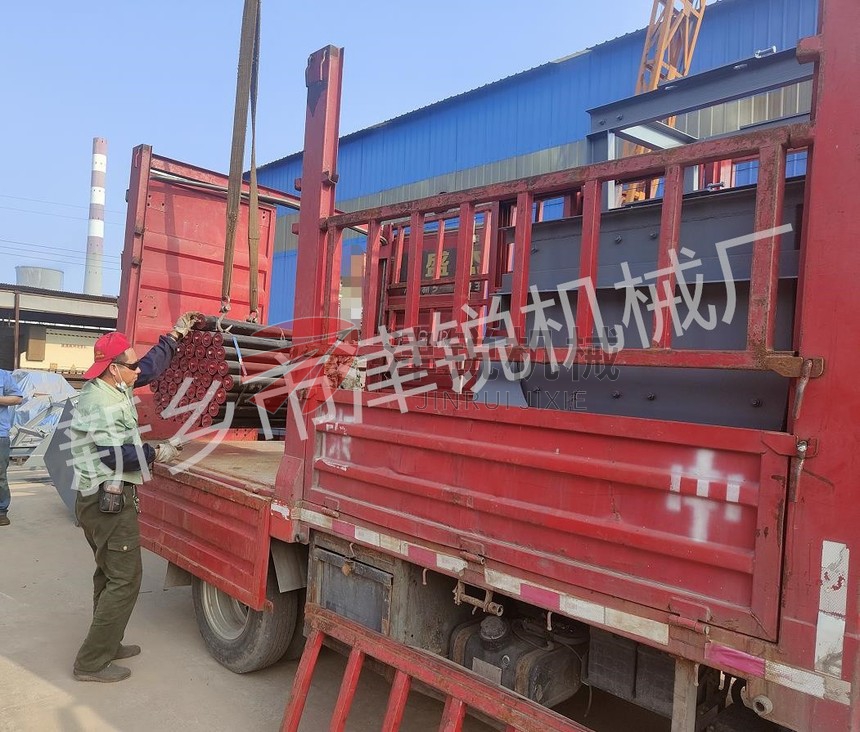 江西大傾角皮帶輸送機發貨裝車現場圖-8 江西大傾角皮帶輸送機發貨裝車現場圖-8